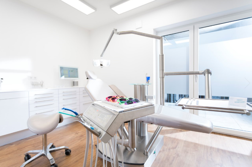 Dr. med. dent. Marie-Helen Lütkhoff, Fachzahnärztin für Kieferorthopädie, Marktallee in Münster