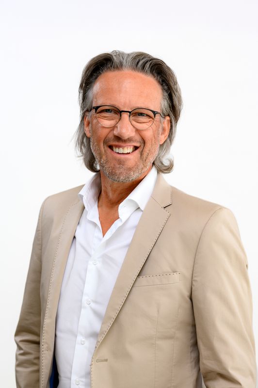 Deutsche Bank Immobilien Jörg Schütz, selbstständiger Immobilienberater, An den Dominikanern in Köln