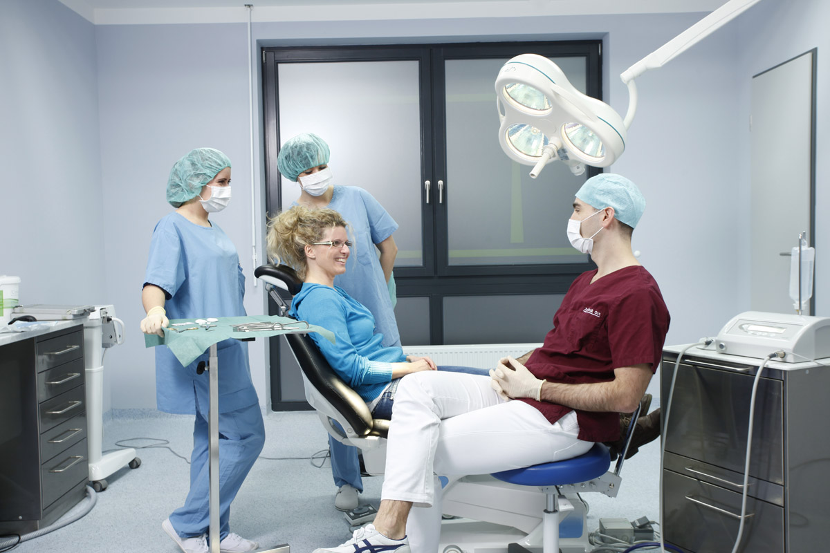 Zahnimplantate der Zahnkultur Berlin-Karlshorst, Treskowallee in Berlin