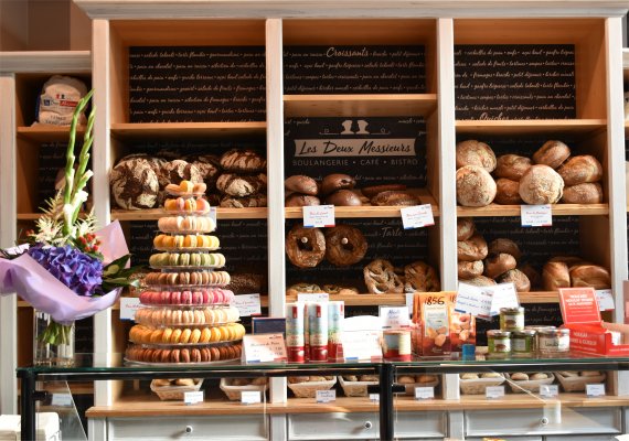 Les Deux Messieurs, Marktstrasse in Wiesbaden