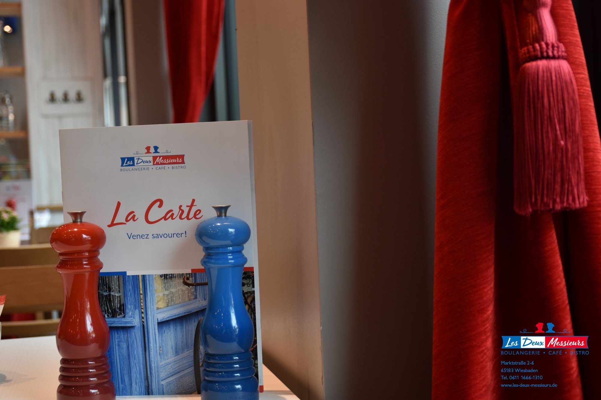 Les Deux Messieurs, Marktstrasse in Wiesbaden