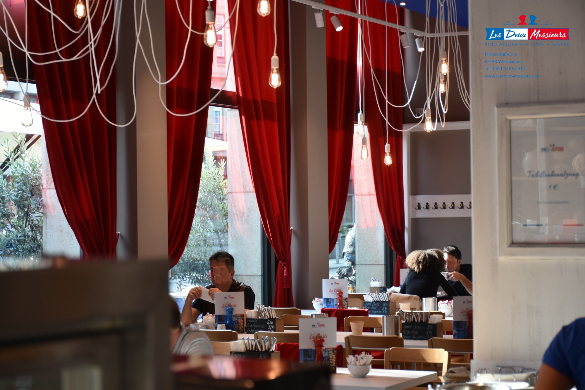 Les Deux Messieurs, Marktstrasse in Wiesbaden