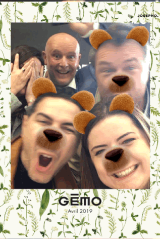 Un GIF pris avec le photobooth de Josepho montre un groupe de cinq personnes souriant et avec des effets oreilles et museau d'ours réalisés grâce à l'effet morphing du photobooth de Josepho.