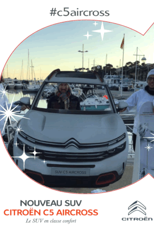 Un GIF animé pris avec le photobooth de Josepho montre un homme derrière une pancarte en forme de voiture qui bouge et des flocons qui scintillent. Le GIF est personnalisé avec le logo Citroën et le nom du modèle de voiture le nouveau SUV Citroën C5 Aircross. Le GIF est pris devant un port.