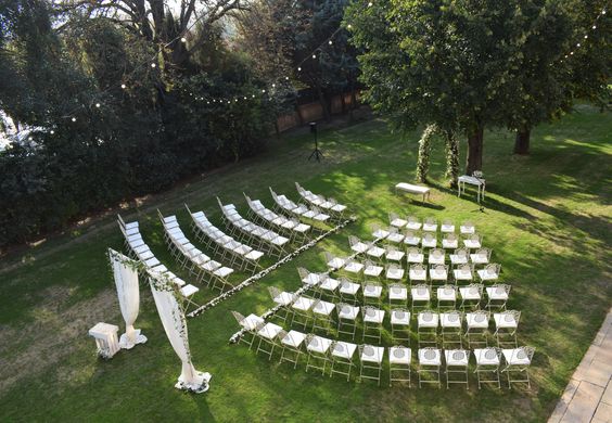 Mariage, chaises en V