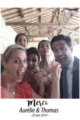 Un GIF pris par le photobooth de Josepho montre 6 amis se prendre en photo et s'amuser lors d'un mariage. Le GIF est personnalisé avec un message de remerciement et les prénoms des mariés.