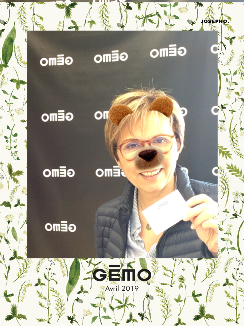 Une photo prise avec le photobooth de Josepho montre une femme souriant et avec des effets oreilles et museau d'ours réalisés grâce à l'effet morphing du photobooth de Josepho.