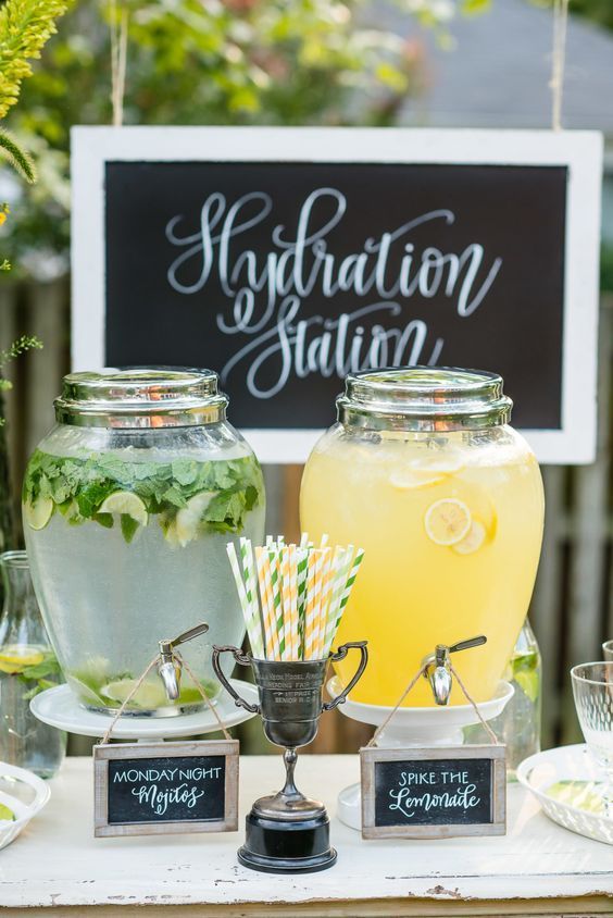 Deux jarres en verre remplies sont installées sur une table avec des pailles en carton et des écriteaux indiquant ce que contiennent les jarres.
