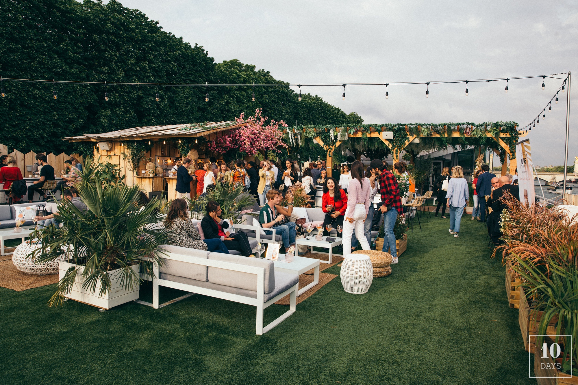 La terrasse du bar Mademoiselle Mouche, avec des personnes qui y boivent un verre.