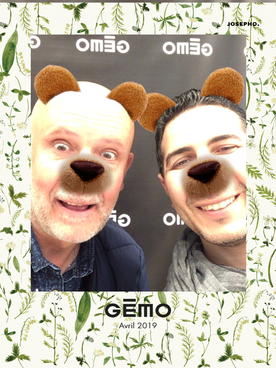 Une photo prise avec le photomaton de Josepho montre deux hommes qui sourient et qui ont un nez et des oreilles d'ours réalisés grâce à l'effet morphing du photomaton de Josepho. Le cadre de la photo est personnalisé avec le logo Gémo et la date de prise de la photo.