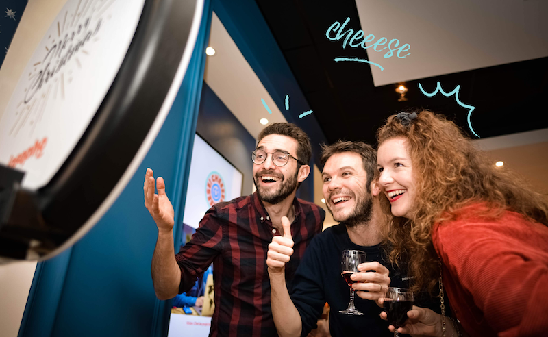 Des collegues s'amusent devant la photobooth josepho à un evenement d'entreprise