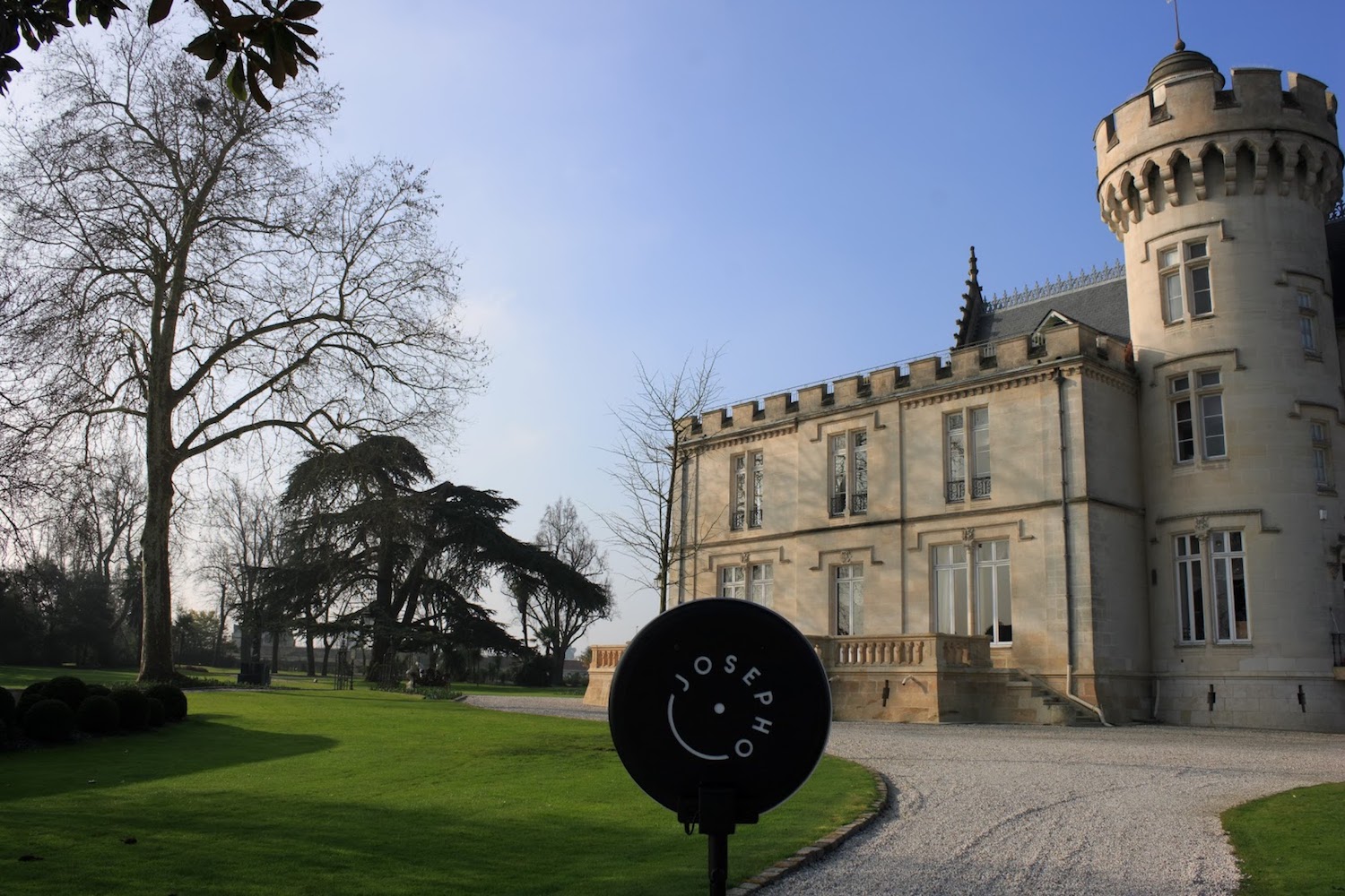 Le photobooth de Josepho est installé devant le Château Pape Clément.