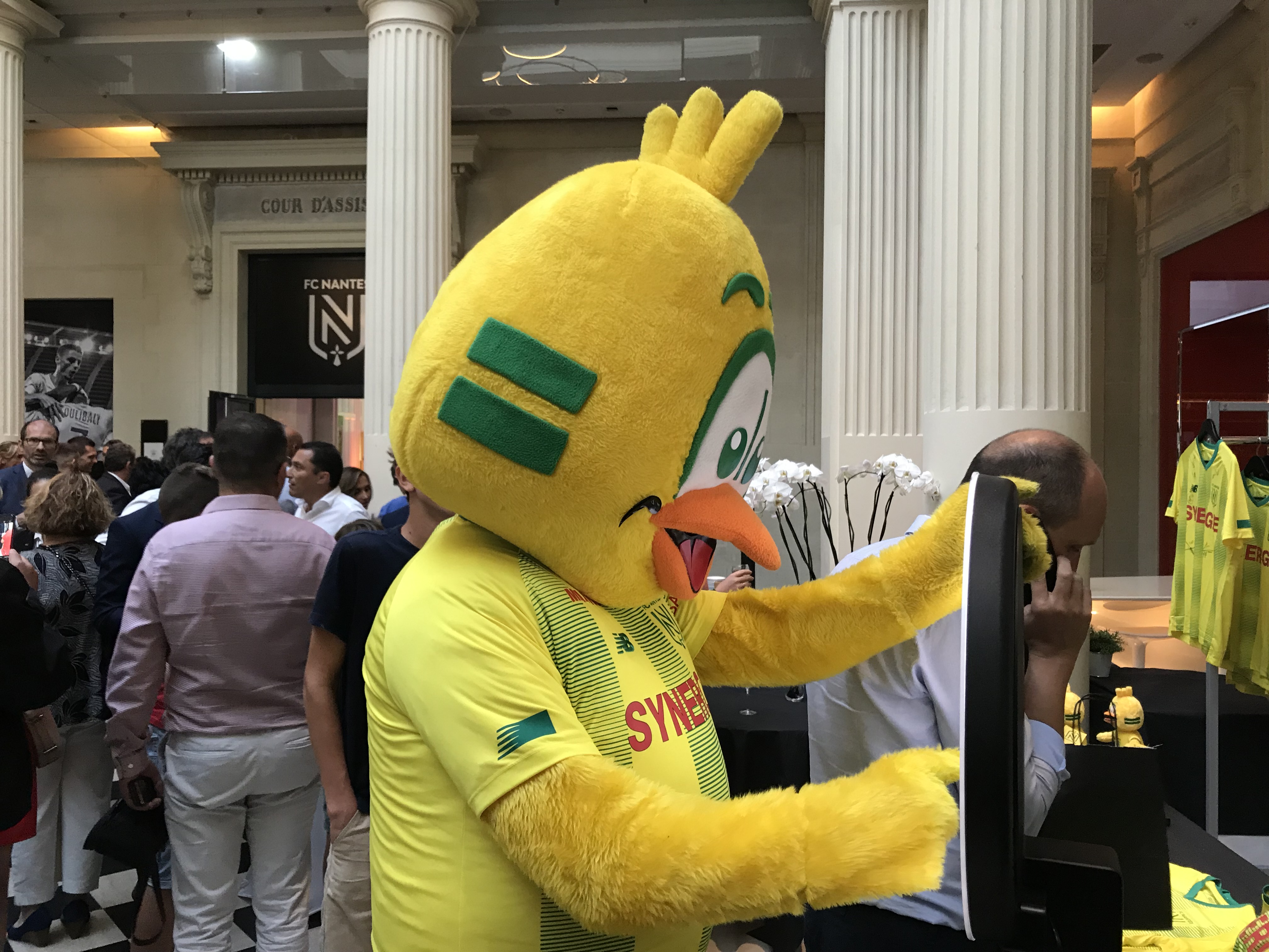 La mascotte du FC Nantes se prend en photo avec le photomaton de Josepho lors de la soirée partenaires du FC Nantes.