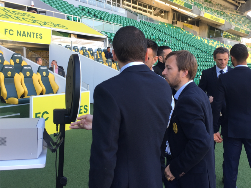 Trois hommes se prennent en photo avec le photobooth de Josepho qui est installé dans le stade du FC Nantes.