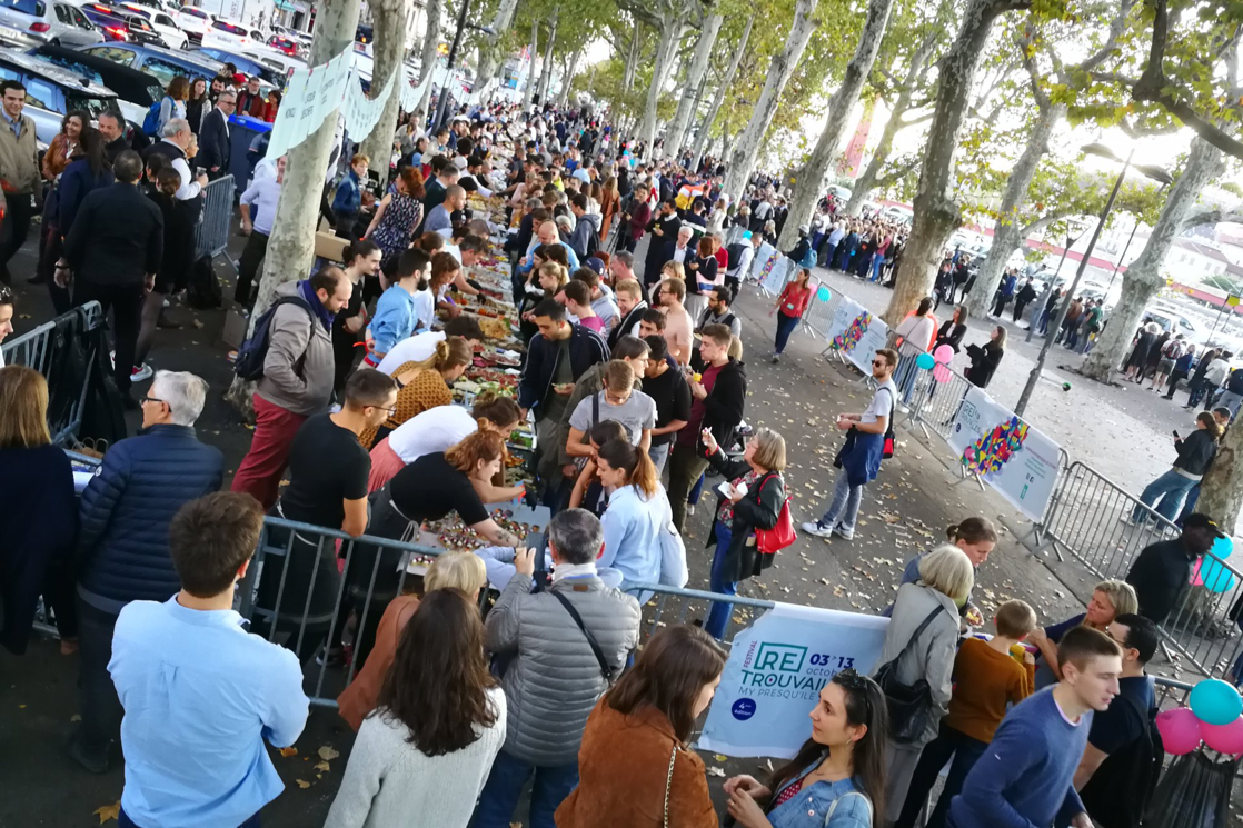 Un grand rassemblement de personnes à l'occasion du record de la planche apéro à Lyon.