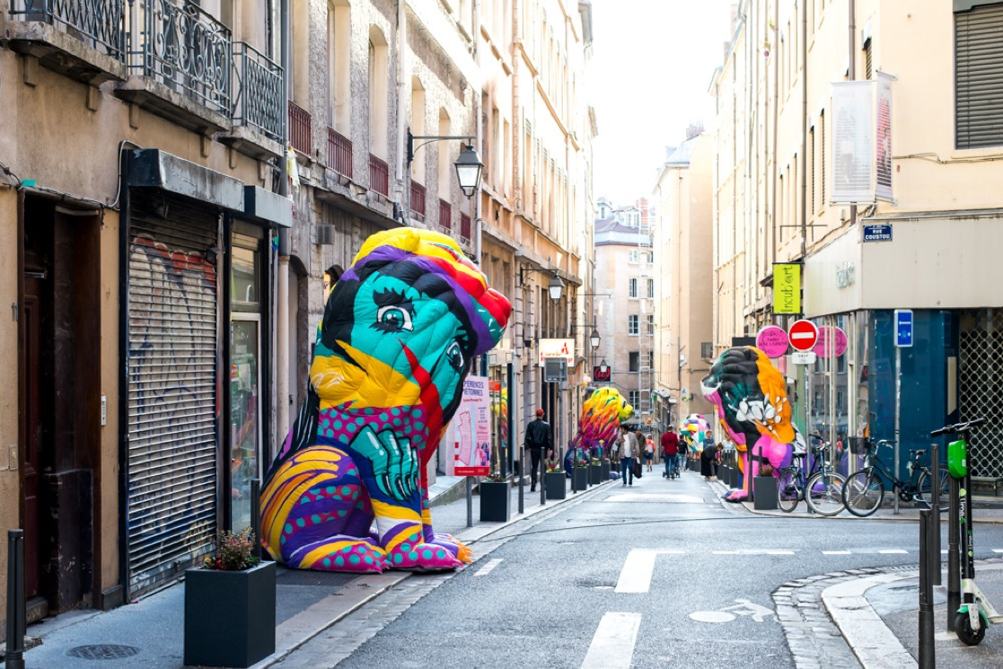 Des statues colorées de lions sont installées dans les rues de Lyon à l'occasion du Festival [Re]trouvailles My Presqu'île.