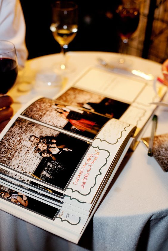 Accessoires photobooth : un livre d'or avec des photos des invites