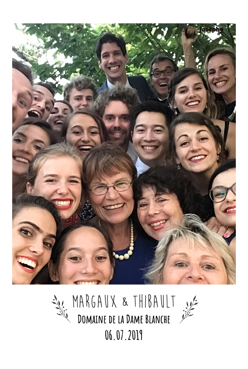 Une photo prise par le photobooth de Josepho montre un selfie de 19 personnes à un mariage. La photo est personnalisée à l'honneur des mariés avec leur prénom et la date de leur mariage