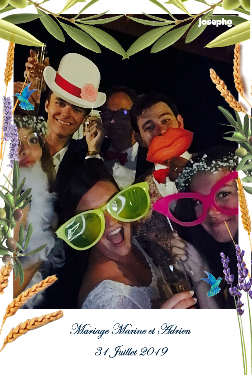 Une photo prise et imprimée par le photobooth josepho montre des amis s'amuser et poser devant le photobooth déguisés avec des accessoires comme des chapeaux, grosses bouches et grosses lunettes.