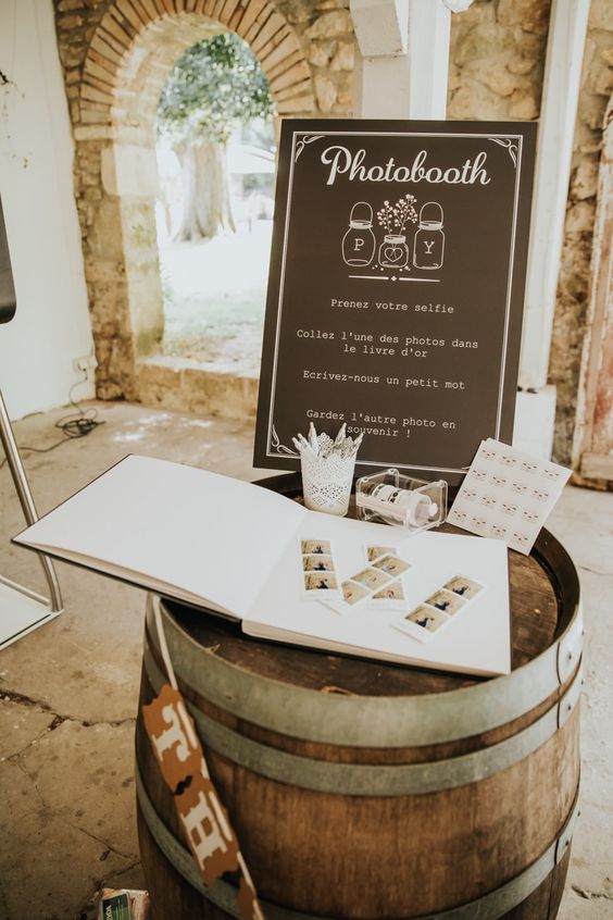 Pancarte signaletique photobooth qui indique aux invites de se prendre en photo et de deposer la photo dans un livre d'or