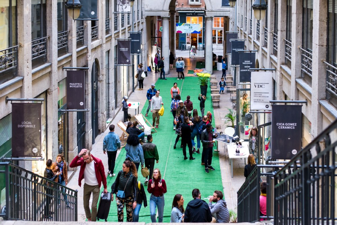 Des passants se baladent dans les rues de Lyon durant le Festival [Re]trouvailles My Presqu'île.