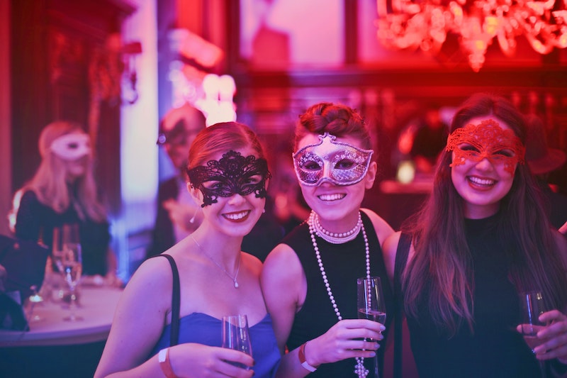 Soirée masquée dans un bar