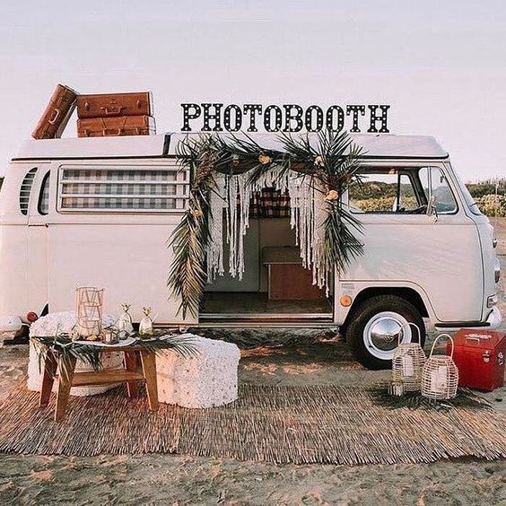 Photocall original pour photobooth avec comme decor un van en guise de cabine photomaton