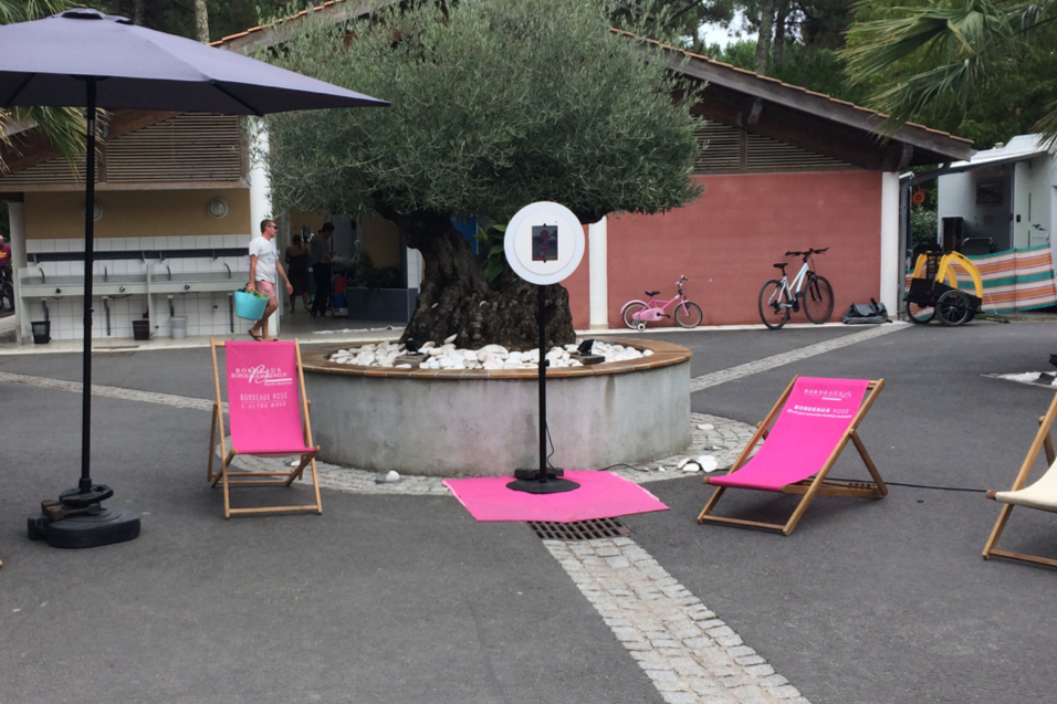 Le photobooth de Josepho est installé sur un camping entre deux transats rose Bordeaux Rosé.