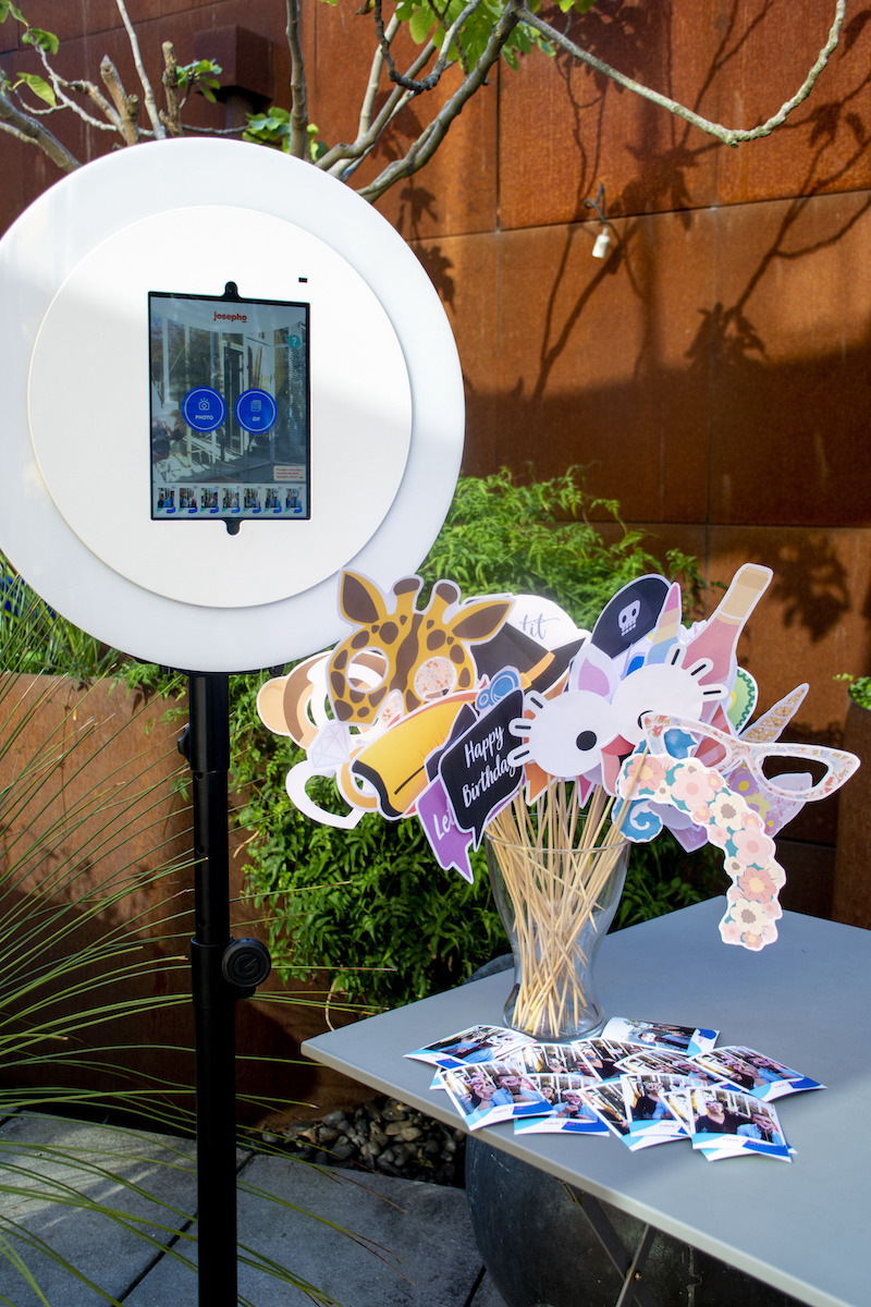Accessoires photobooth : un livre d'or avec des photos des invites