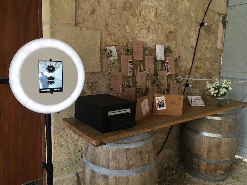 Le photomaton de Josepho est positionné dans un lieu de mariage, avec à côté une table et un tableau pour y apposer les photos imprimées par le photomaton