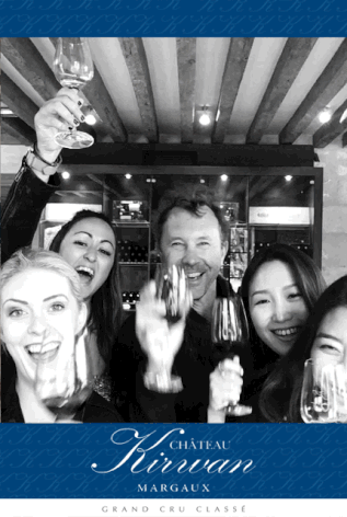 Une main est en train de brancher le photobooth / photomaton Josepho