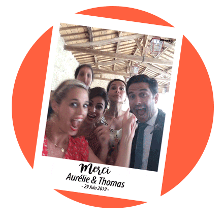 Un couple de jeunes mariés se prend en photo avec le photobooth / photomaton de Josepho