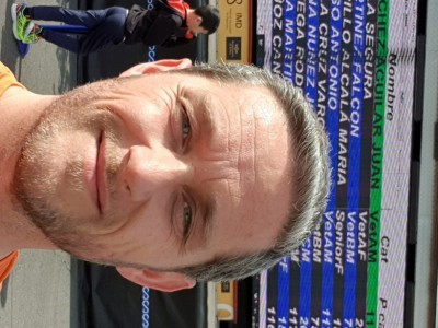 Javier  adorna piedra