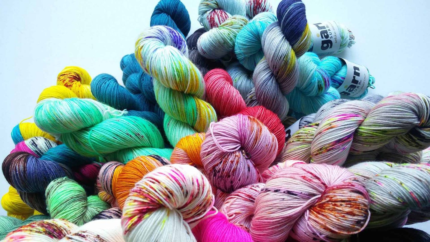 Håndfarget garn med mening DESIGN BY ME