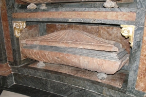 Detalle de uno de los sepulcros restaurados del Panteón de los Mendoza , en la Iglesia de San Francisco