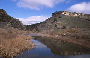 Alto Tajo: Valle de los Milagros. Al fondo, la Cueva de los Casares