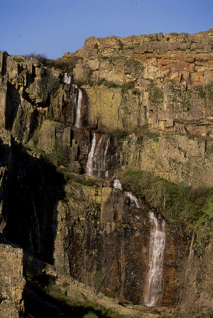 Arquitectura Negra: Cascada de Despeñalagua