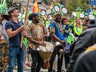 holmfirth-arts-festival-parade-2018-1-by-handmade-productions-photo-ian-marshall.jpg