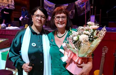 24-jasmina-and-kim-with-flowers.jpg