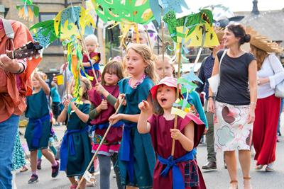 history-of-holmfirth-parade-by-edgelands-arts-for-haf-21-photo-by-richard-asquith-10-1.jpg