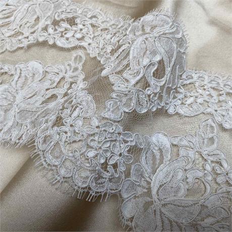 Corded Double Scallop Lace Trim Image 1