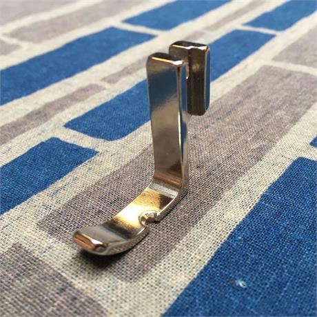 Right Hand Wide Industrial Zipper Foot Image 1