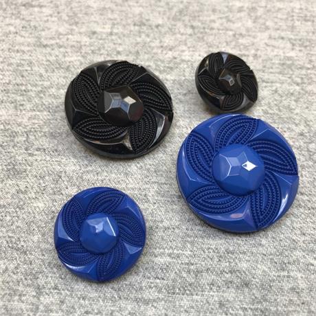 Italian Plastic Faceted Flower Button Image 1