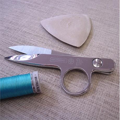 Mundial Chrome Curved Thread Snip Image 1
