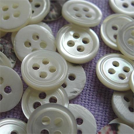4-Hole Shell Shirt Button 9mm Image 1