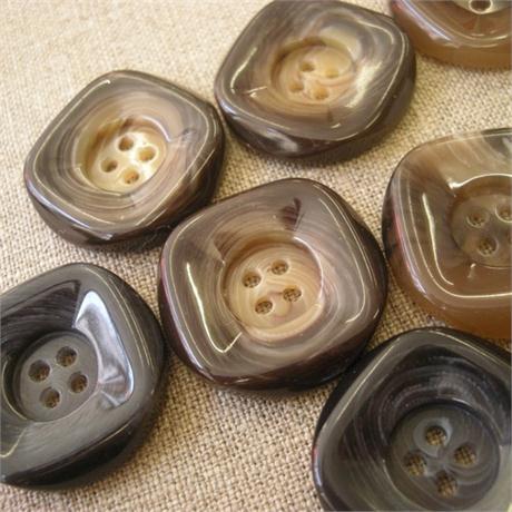 4-Hole Square Button Sz48 Image 1