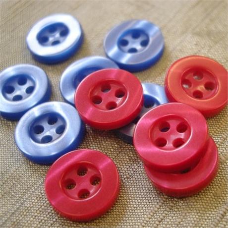 Shirt Buttons 4-Hole Sz18 Image 1