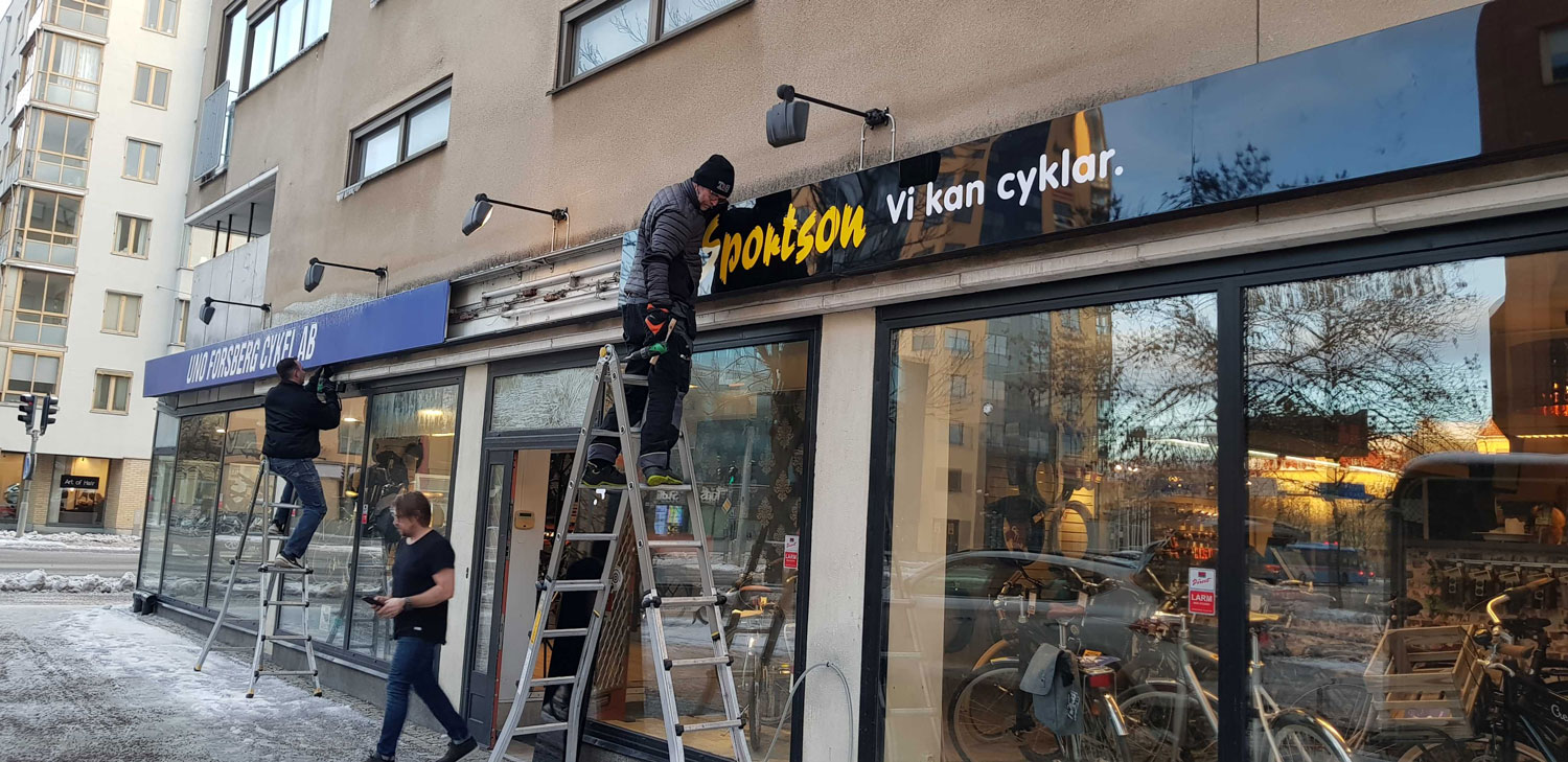 SPortson Orebro sätter upp sin skylt