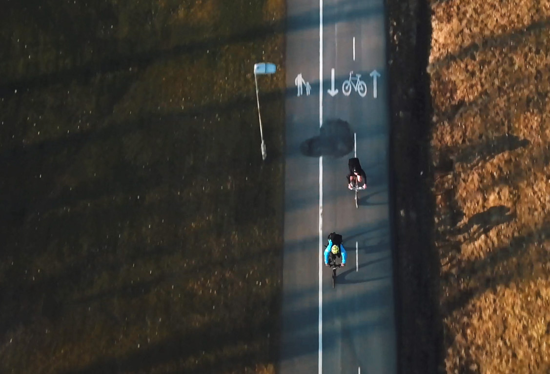 Pendelcyklist på en cykelbana