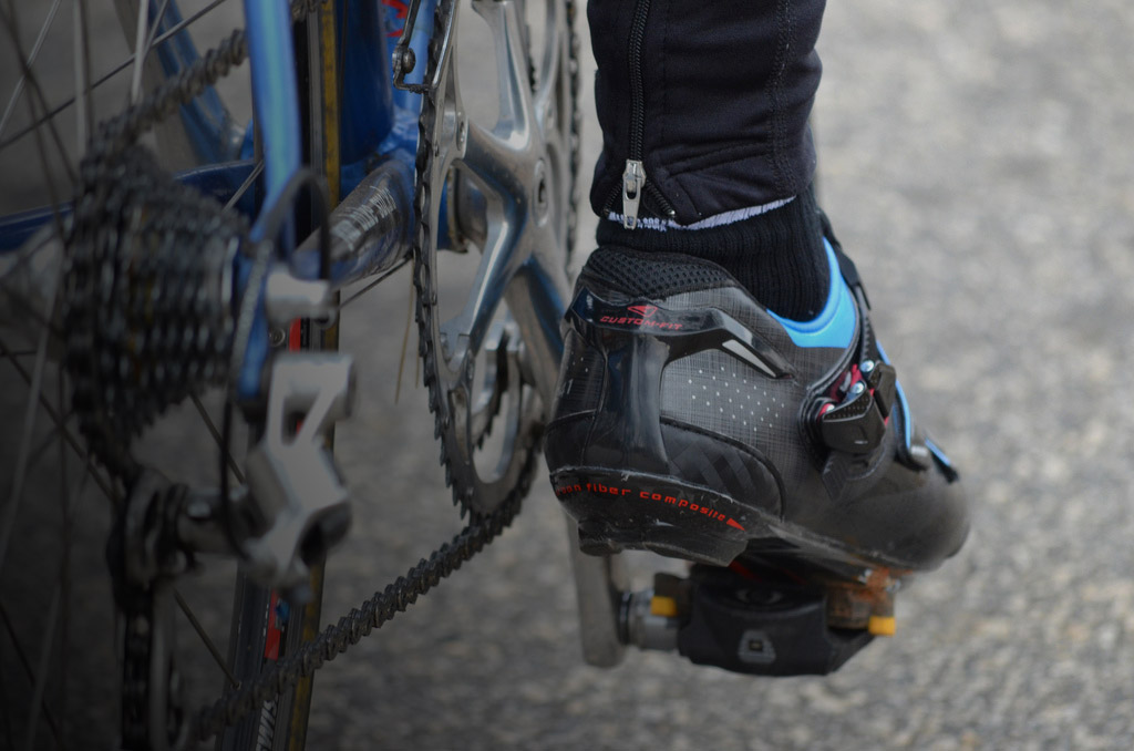 Racerskor som man klipper in på cykelns pedal